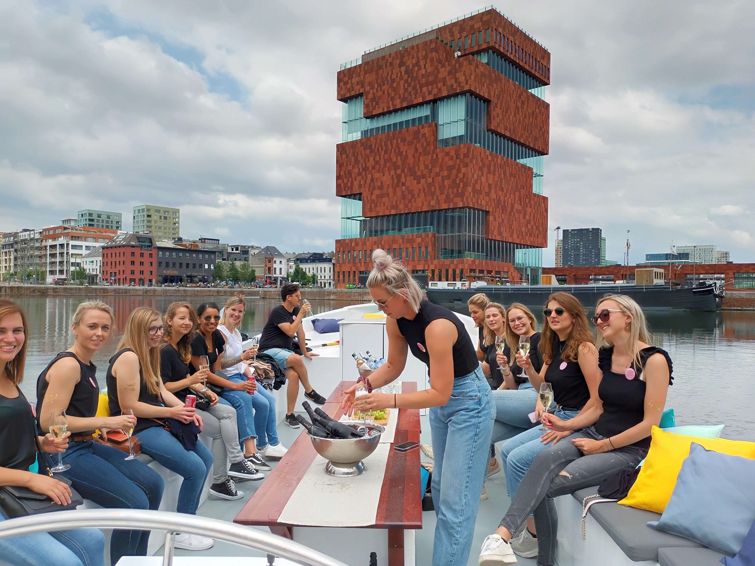 Aperitif old harbour cruise (90 minutes)