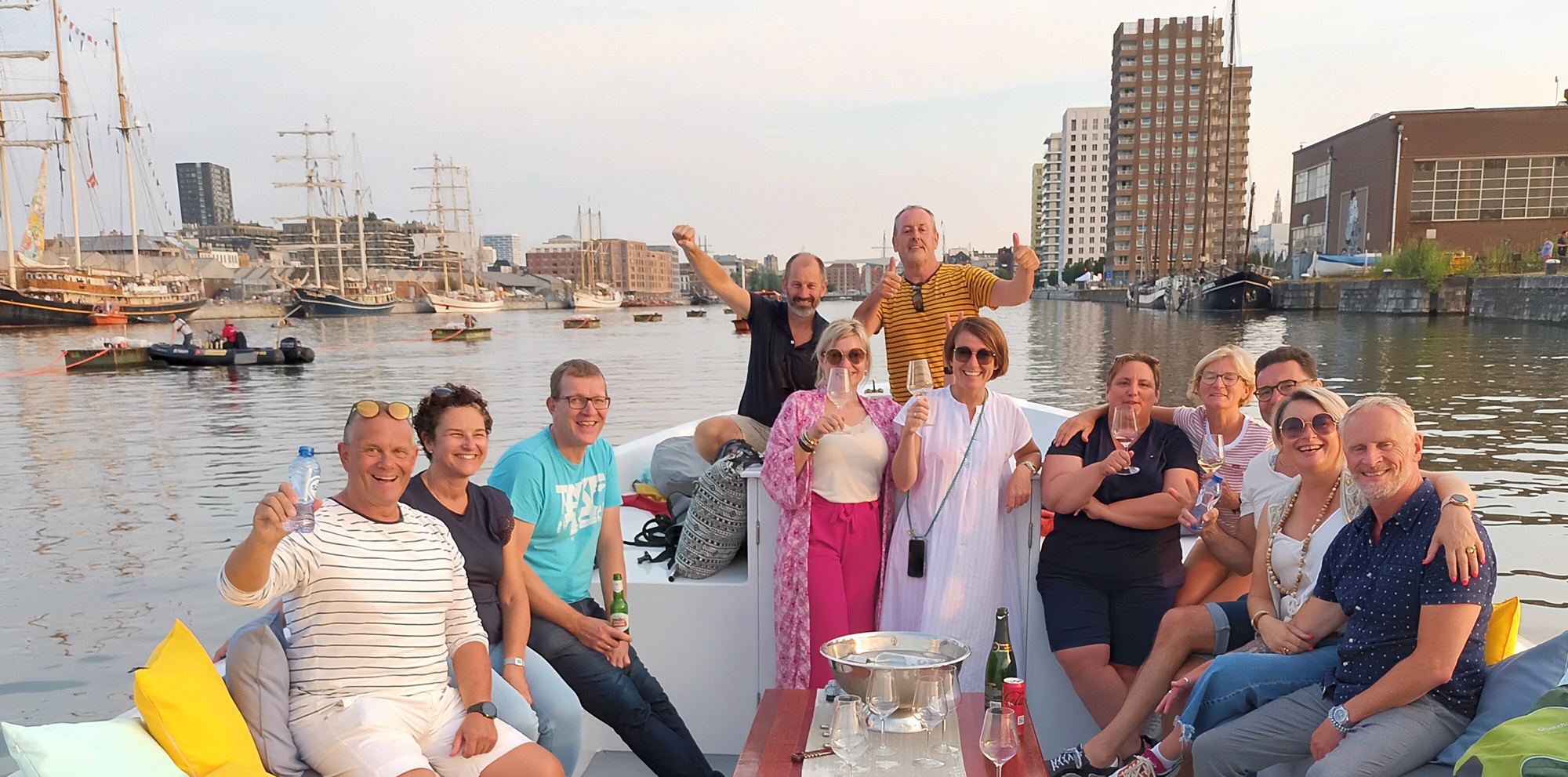 Aperitif old harbour cruise (90 minutes)